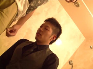 【ゲイ動画ビデオ】外出中のお客様の部屋で歯ブラシをしゃぶってオナっていたホテルマン！その姿を見たお客様は歯ブラシの代わりにマラを舐めさせる！