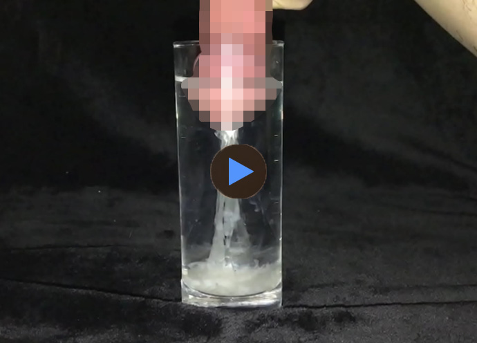 【無修正ゲイ動画】理科の実験みたいだ…！コップに水を溜めて水中で射精したらどうなるのかを実践してみた探究心豊かな素人！